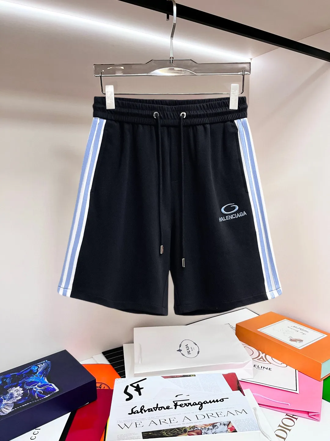 Balenciaga's three-standard complete 2026 summer New Arrival men's casual shorts, advanced custom-made Breathable fabric, Breathable fabric, extremely stretchy and comfortable, impeccable details, top-grade accessories, original logo design concept, delicate and soft feel! The upper body fit is awesome! Size: M-XXXL Please state your height and weight when ordering